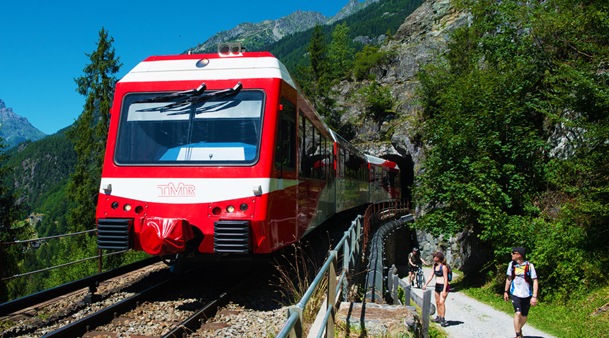 Train Mont-Blanc Express en sortie de tunnel