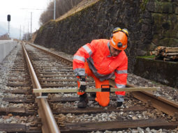 employé tmr répare une rail